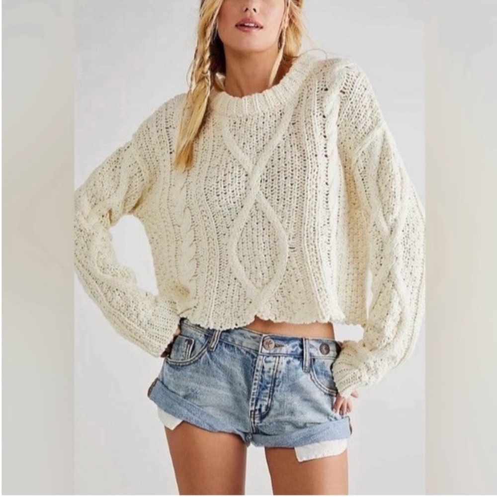 Free People (XS) Cutting Edge Cropped Cable Knit Crewneck Sweater in Ivory